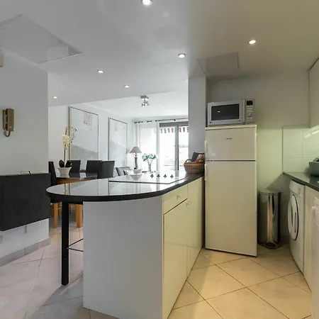 Modern 3 Bedroom, 3 Bathroom Near Old Town Walking Distance To Palais 330 Lägenhet