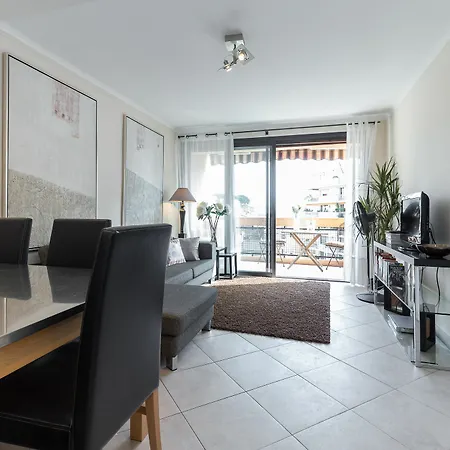 Modern 3 Bedroom, 3 Bathroom Near Old Town Walking Distance To Palais 330 Lägenhet *