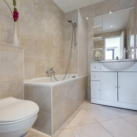 Modern 3 Bedroom, 3 Bathroom Near Old Town Walking Distance To Palais 330 * Cannes