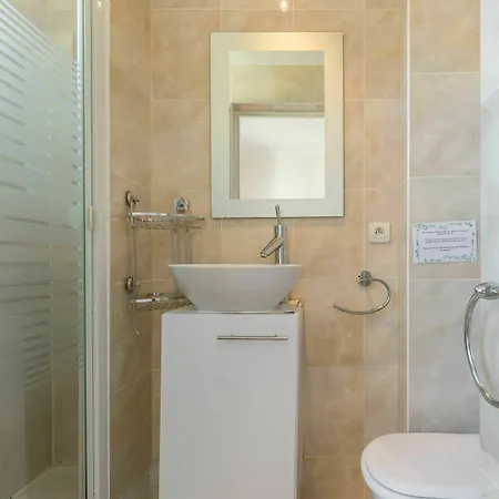Apartment Modern 3 Bedroom, 3 Bathroom Near Old Town Walking Distance To Palais 330 *