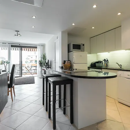 Apartment Modern 3 Bedroom, 3 Bathroom Near Old Town Walking Distance To Palais 330